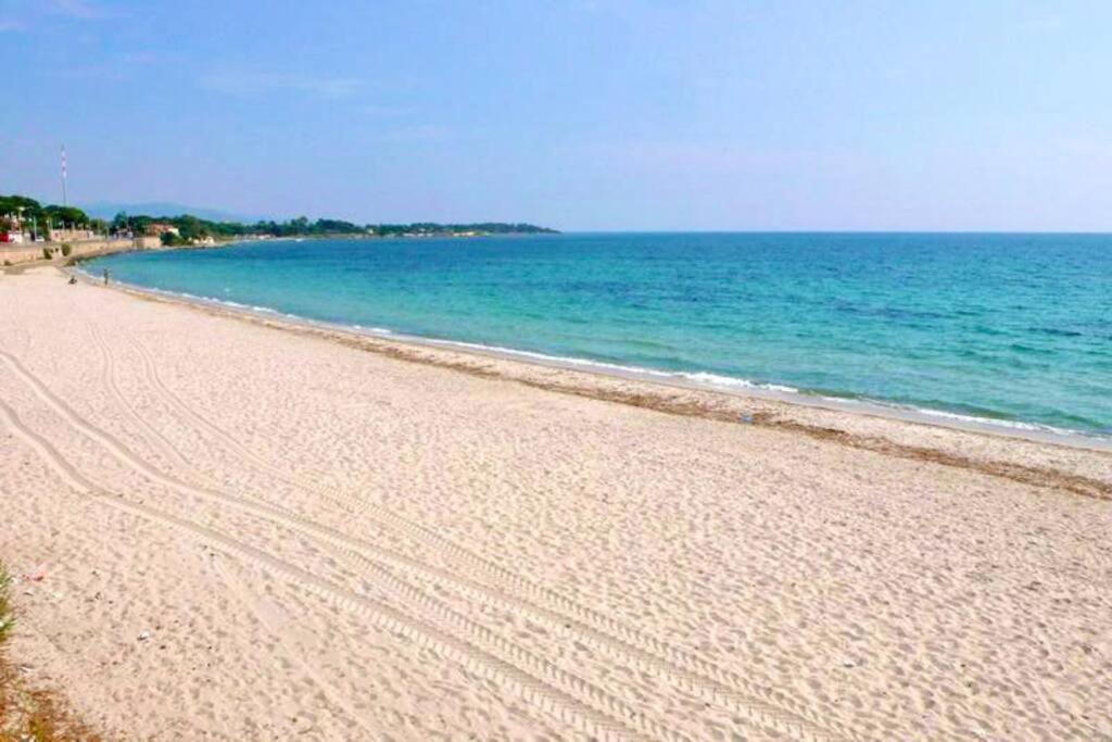 una spiaggia sabbiosa con l'oceano sullo sfondo di Casa mare Golfo di Cagliari a Su Forti