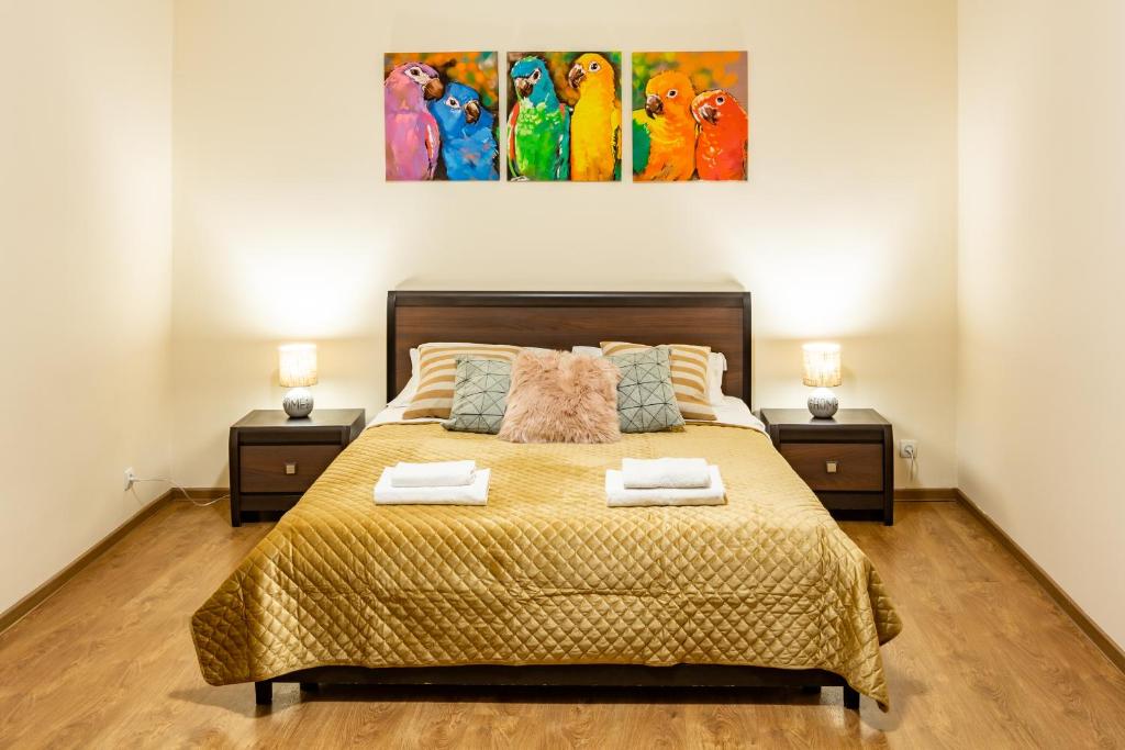 - une chambre avec un grand lit et 2 tables de chevet dans l'établissement Rainbow apartment near Rynok sq, à Lviv