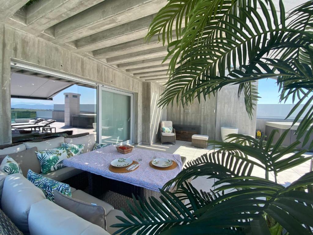 Apartamentos Ático de lujo con amplia terraza y porche acristalado en Liencres en Liencres, Cantabria