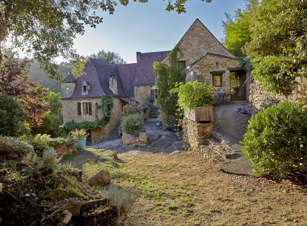 - Vistas externas a una casa con jardín en La Maison Bleue - Gîte de Charme en Périgord en Vitrac