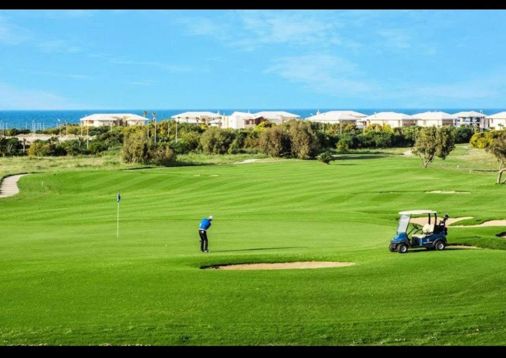 Γήπεδο γκολφ σε αυτό το διαμέρισμα ή στη γύρω περιοχή