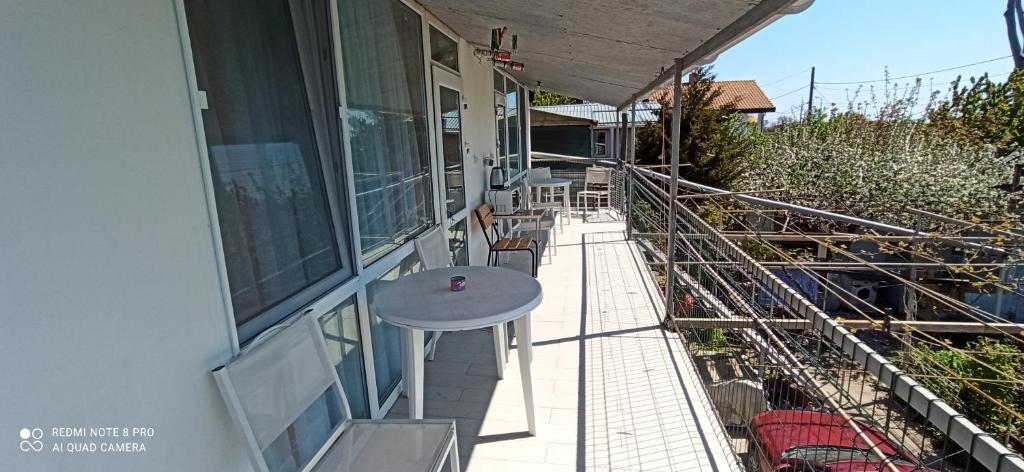 een balkon met een tafel en stoelen op een huis bij Мансарда с террасою, вид на море in Fontanka