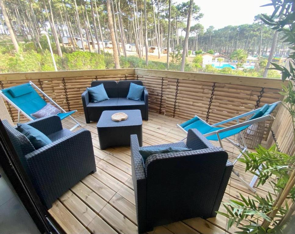 patio z kanapami, krzesłami i stołem w obiekcie Blue ocean w mieście Biscarrosse