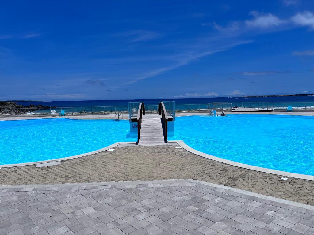 Bazén v ubytování Studio Tortola Orient Bay VUE MER nebo v jeho okolí