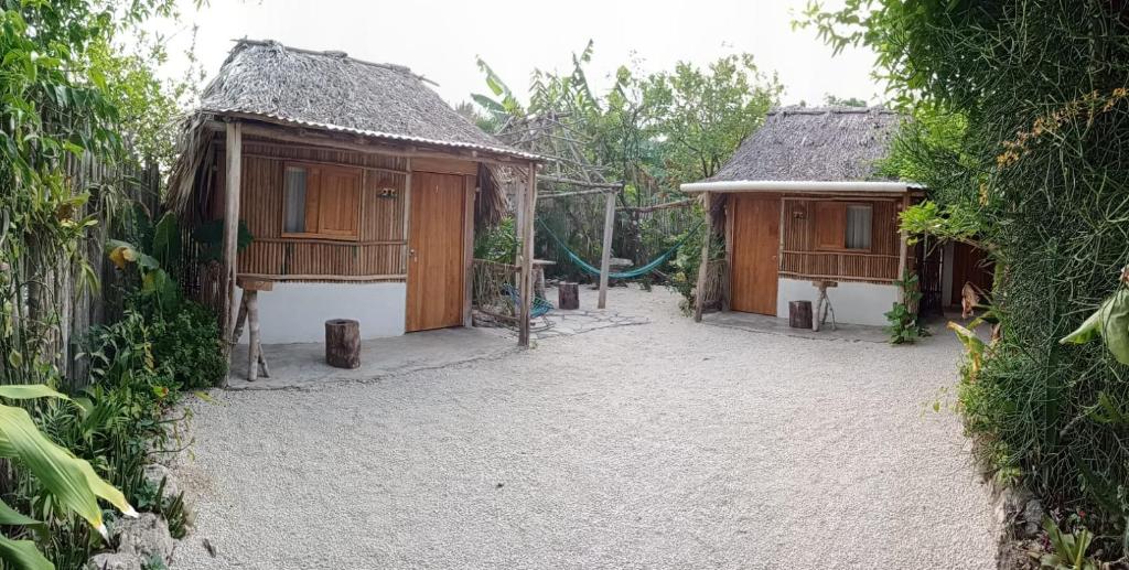 um par de pequenos edifícios sentados um ao lado do outro em Cabañas Alma Verde em Bacalar