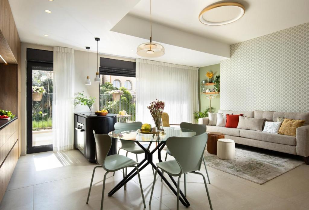 Talbiye brand new luxury place في القدس: مطبخ وغرفة معيشة مع طاولة وكراسي
