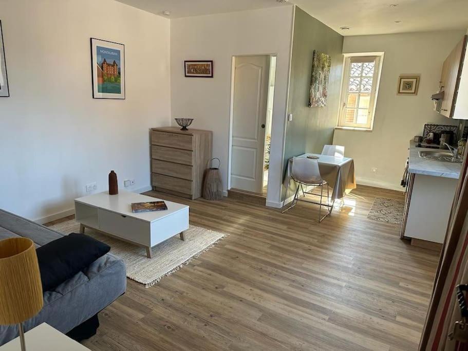 a living room with a couch and a table at Studio Meublé Tout Confort in Montauban