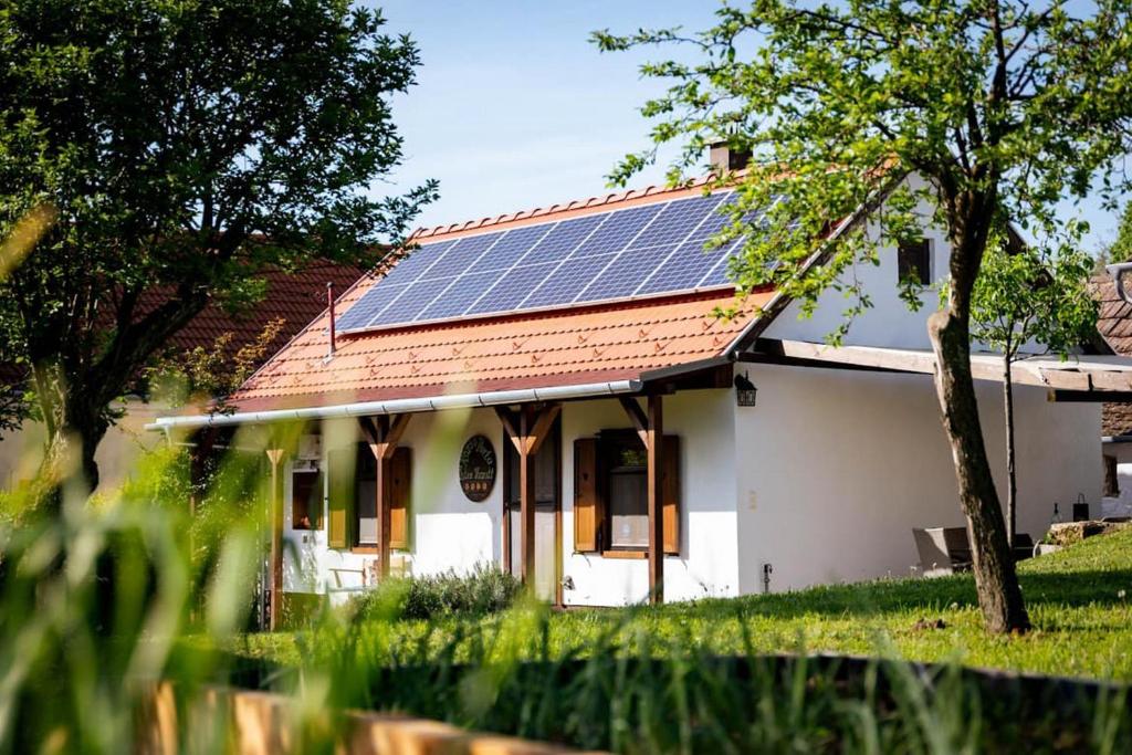 une maison avec des panneaux solaires sur le toit dans l'établissement Rózsa Porta, à Zengővárkony