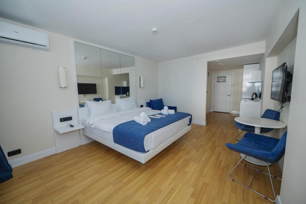 巴統的住宿－ORBi CITY TOWERS，一间卧室配有一张大床和一张桌子及椅子