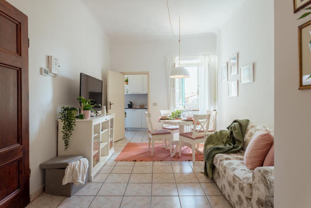 sala de estar con sofá y mesa en San Leonardo apartment, en Lucca