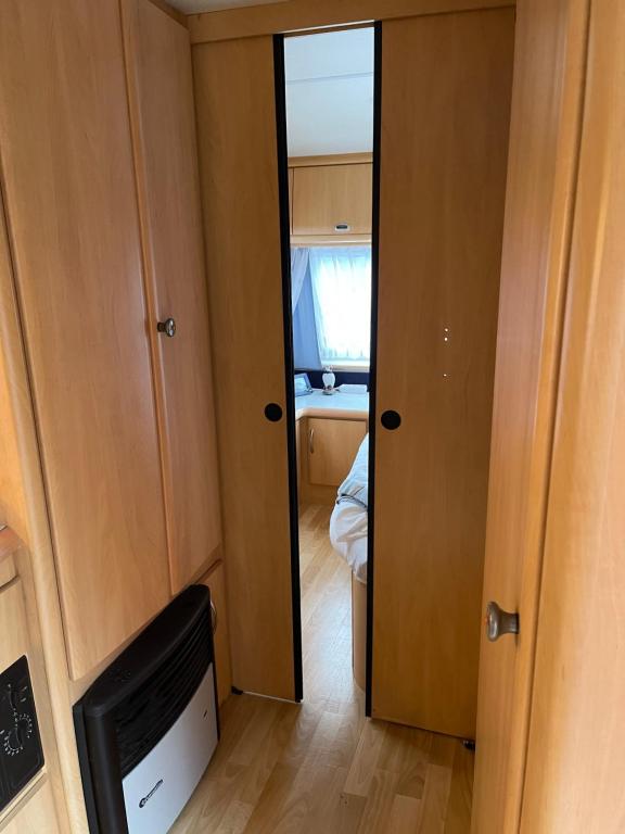 Postel nebo postele na pokoji v ubytování Cozy Caravan