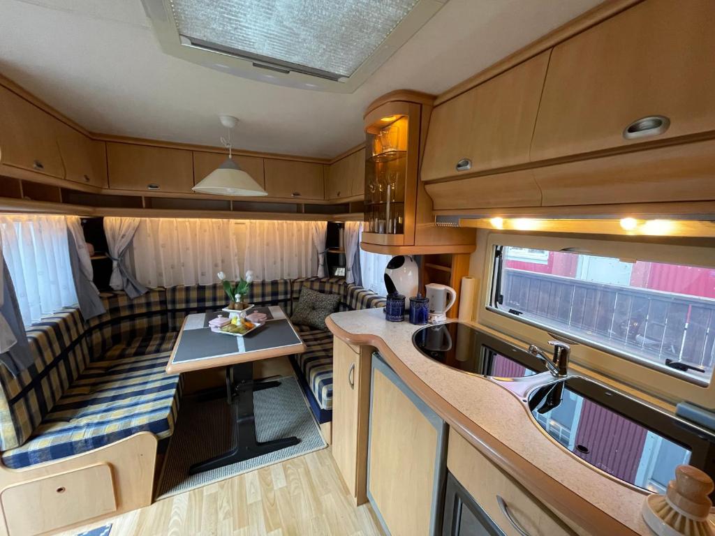 eine Küche und ein Wohnzimmer in einem Wohnwagen in der Unterkunft Cozy Caravan in Vestmannaeyjar
