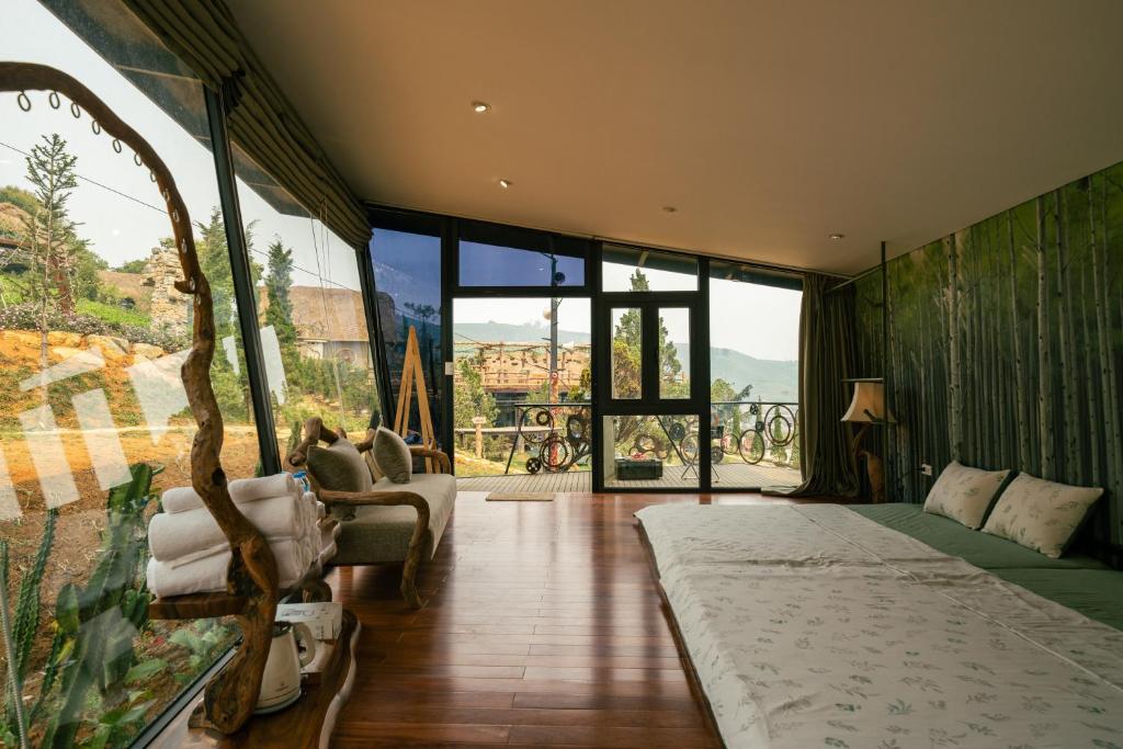 Hippie Home - Family Room With Mountain View