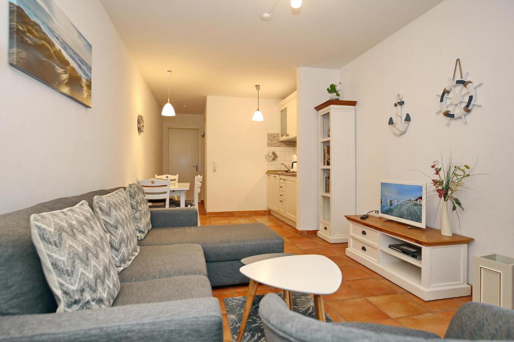 uma sala de estar com um sofá e uma televisão em Strandstraße 16 Wohnung 14 em Kühlungsborn