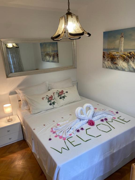 una camera con un letto con un cartello di benvenuto di Apartman Luka + FREE parking a Zara (Zadar)