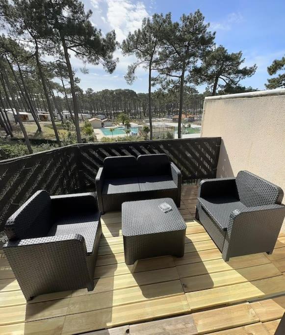 d'une terrasse avec des chaises et des tables. dans l'établissement Green Oasis, à Biscarrosse