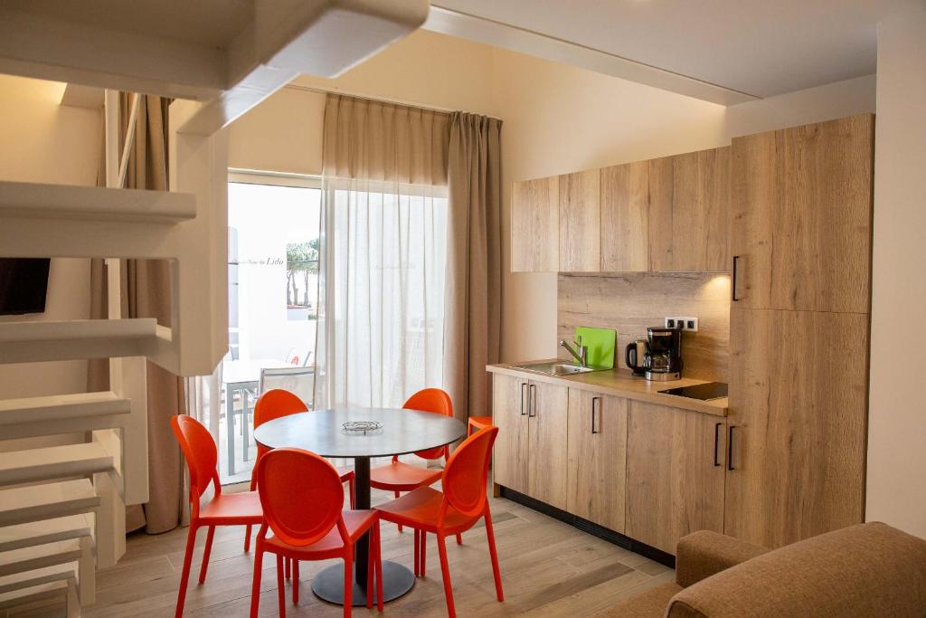 a kitchen and dining room with a table and chairs at Résidence du Lido in Argelès-sur-Mer