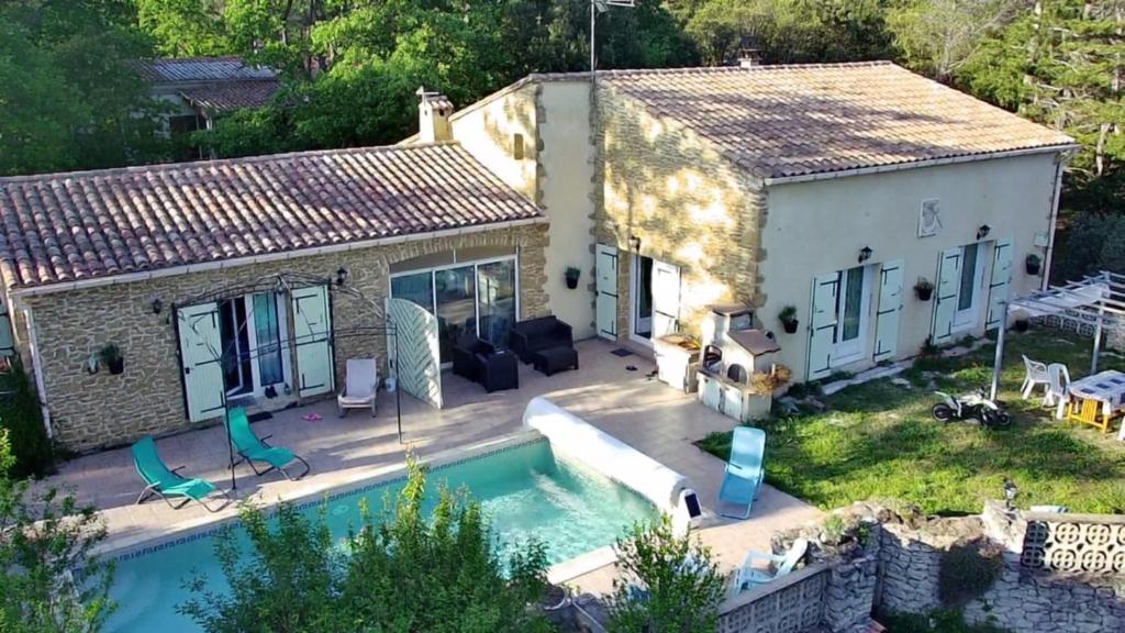 Villa con piscina frente a una casa en Maison provençale dans un cadre bucolique, en Grignan