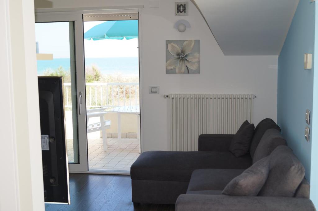salon z kanapą i widokiem na ocean w obiekcie Terrazza Azzurra w mieście Vasto