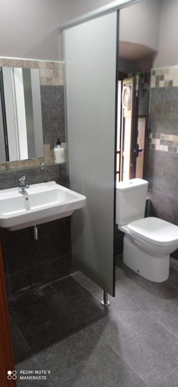Koupelna v ubytování Albergue de Arrojo