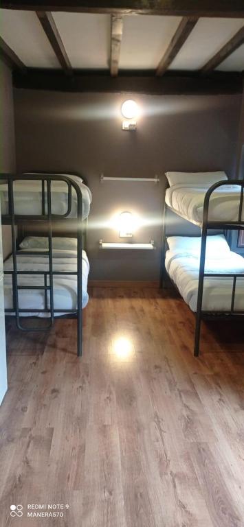 Postel nebo postele na pokoji v ubytování Albergue de Arrojo