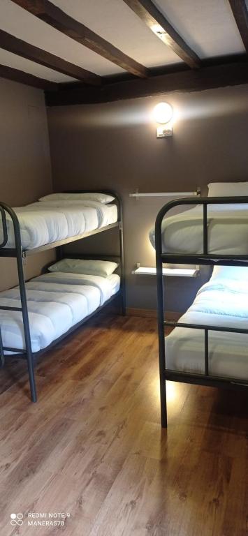 Postel nebo postele na pokoji v ubytování Albergue de Arrojo