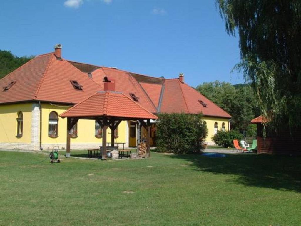 Kisecset-vendégház 2655 Kisecset, Szabadság tér 9-10 kép - 1