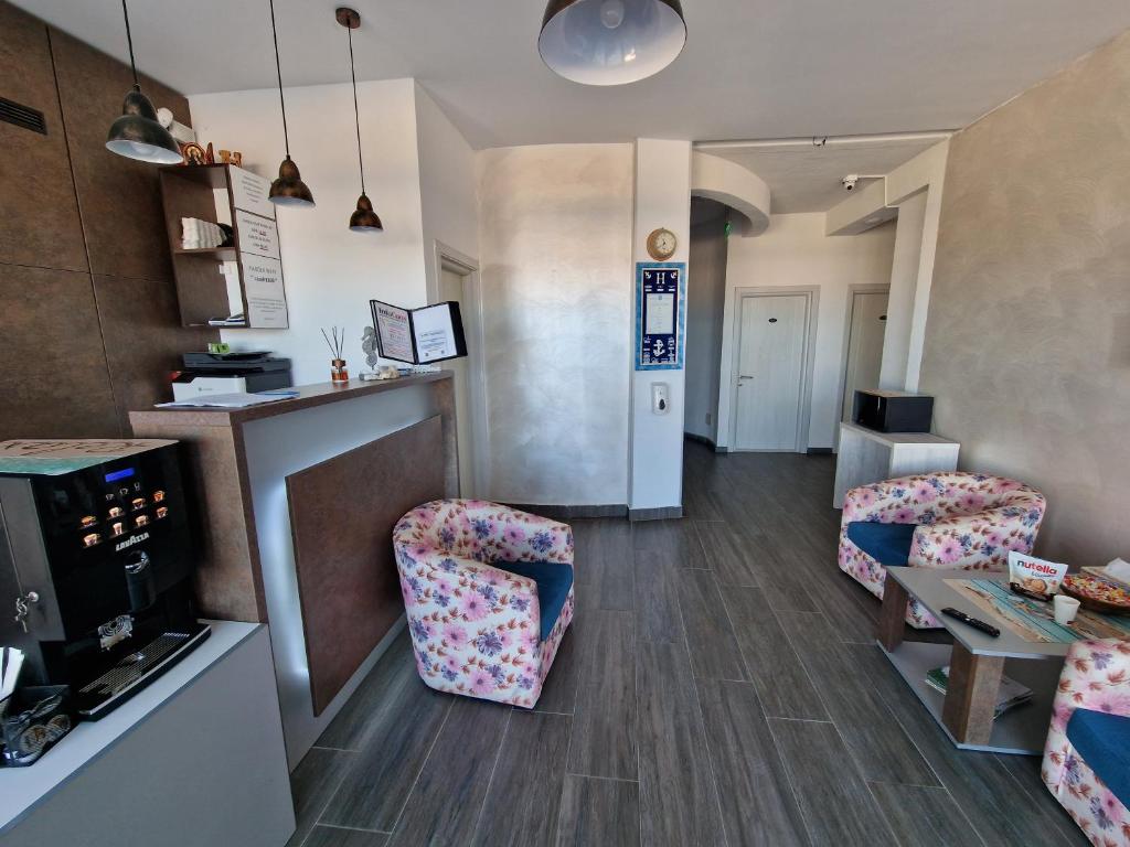 Kuchyň nebo kuchyňský kout v ubytování Hotel H pe plaja Belona