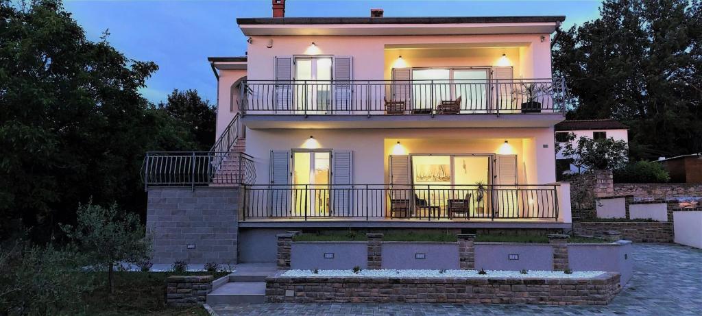 Budova, kde se vila nachází