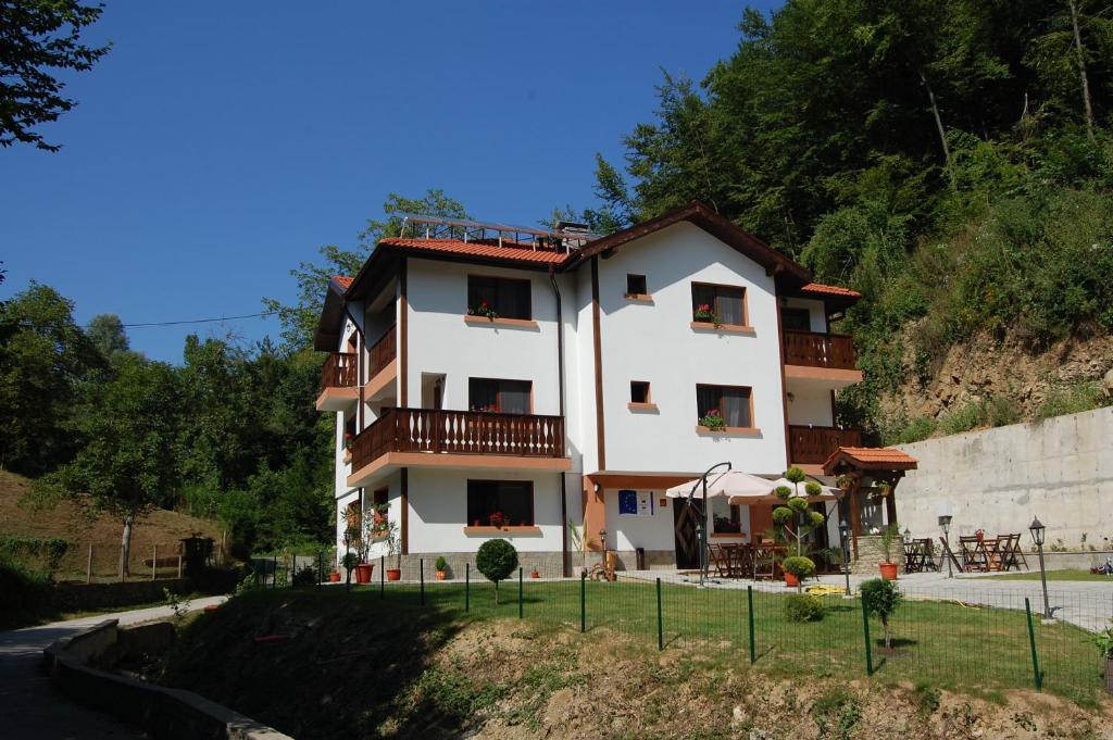 The building in which a vendégházakat is located