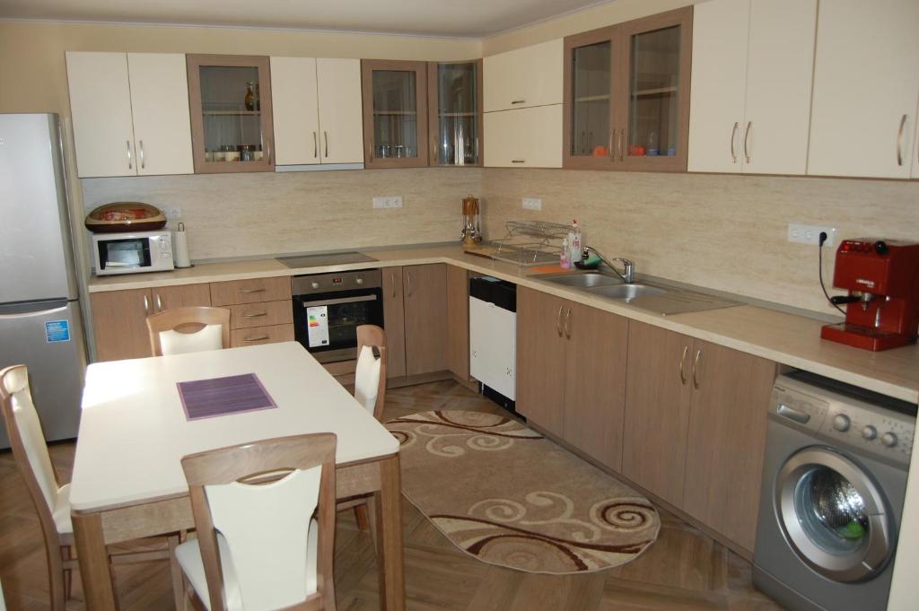 A kitchen or kitchenette at Guest House Savina