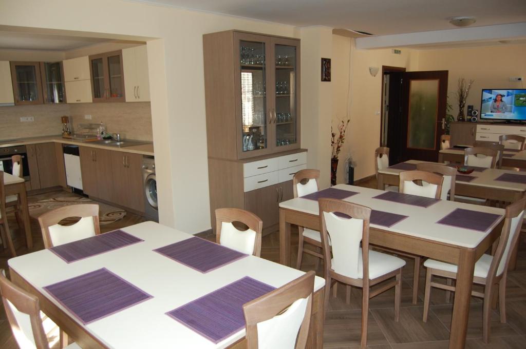 A kitchen or kitchenette at Guest House Savina