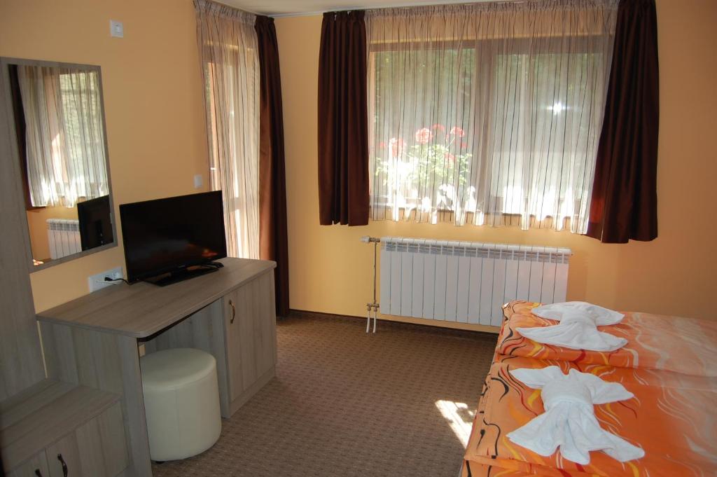 A television and/or entertainment centre at Guest House Savina