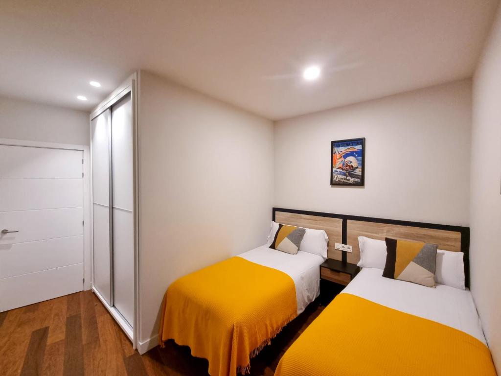 Posteľ alebo postele v izbe v ubytovaní San Bartolome Bay - Iberorent Apartments