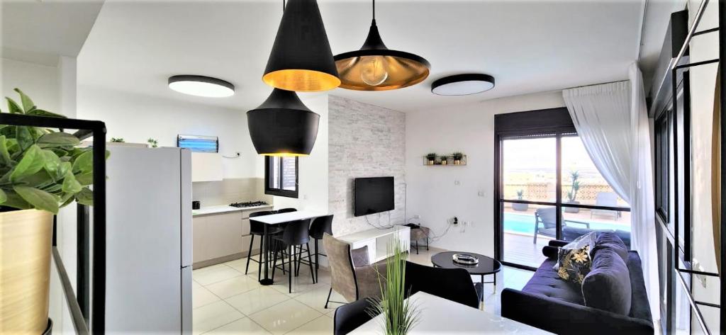 Kuchyň nebo kuchyňský kout v ubytování sea view & pool eilat