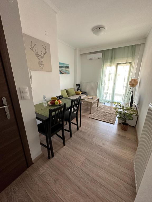 uma sala de jantar e sala de estar com mesa e cadeiras em Amalia Apartment em Perea