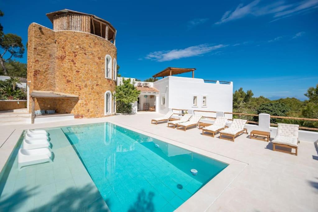 Villa con piscina y torre en Villa en San José con vistas al mar, piscina y 7 habitaciones, en Cala Vadella