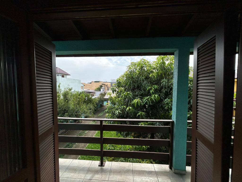 uma vista da porta da frente de uma casa em Apto familiar em Cachoeirinha-RS em Cachoeirinha