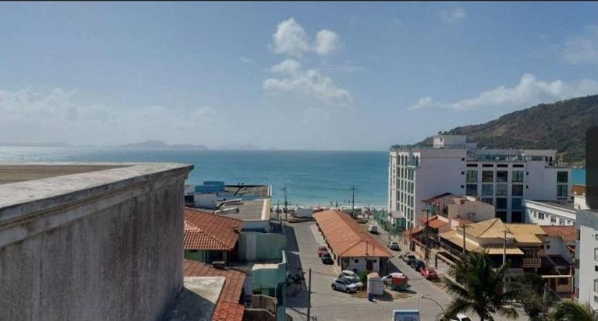 a view of a city with the ocean in the background at Apartamento de 3 quartos com vista para o mar in Arraial do Cabo