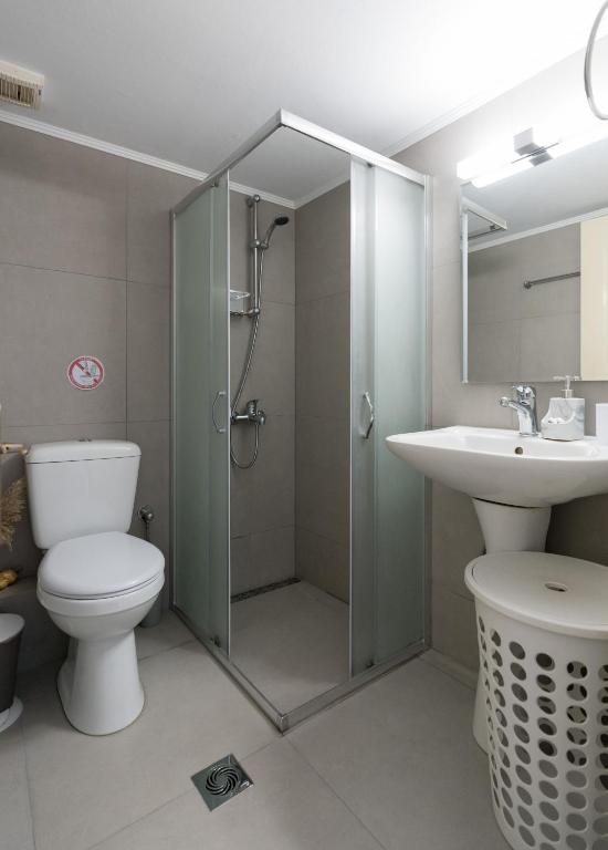 A bathroom at The City Apartment