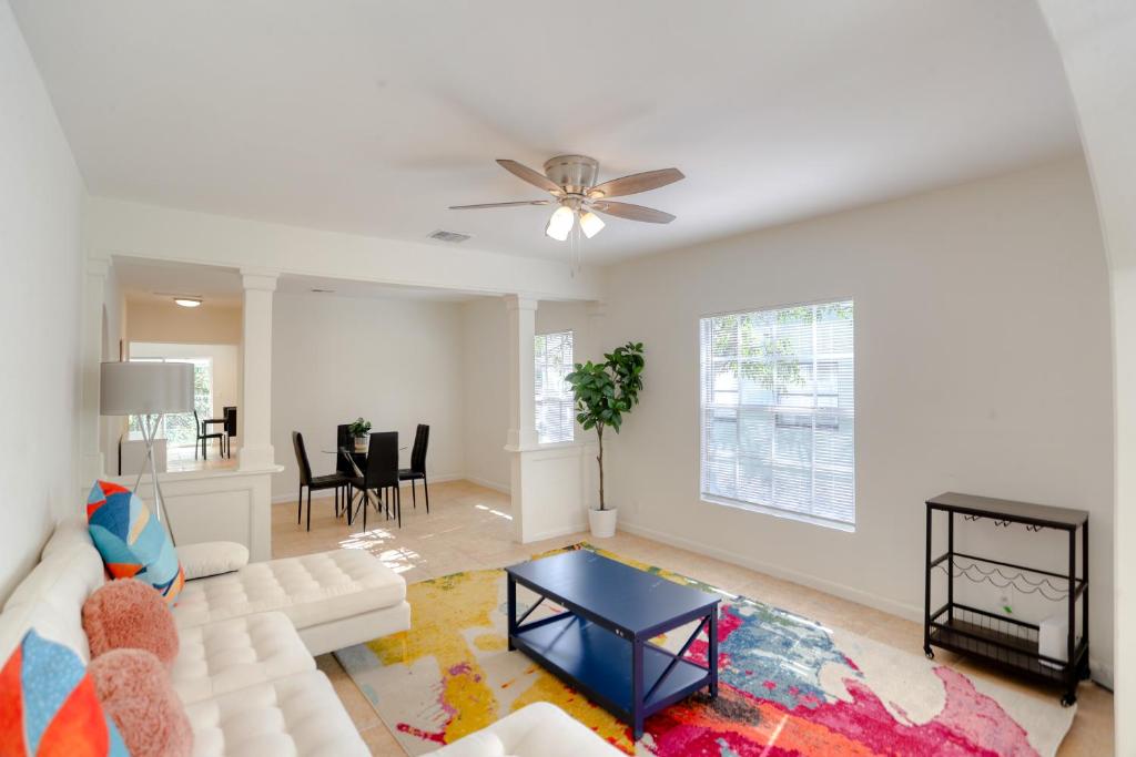 een woonkamer met een witte bank en een tafel bij Big Family Reunion Upscale 8-5 in Historic Coconut Grove in Miami
