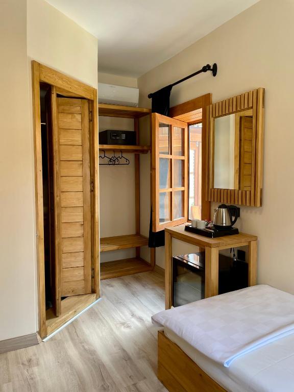 Кровать или кровати в номере Bodrum Konağı