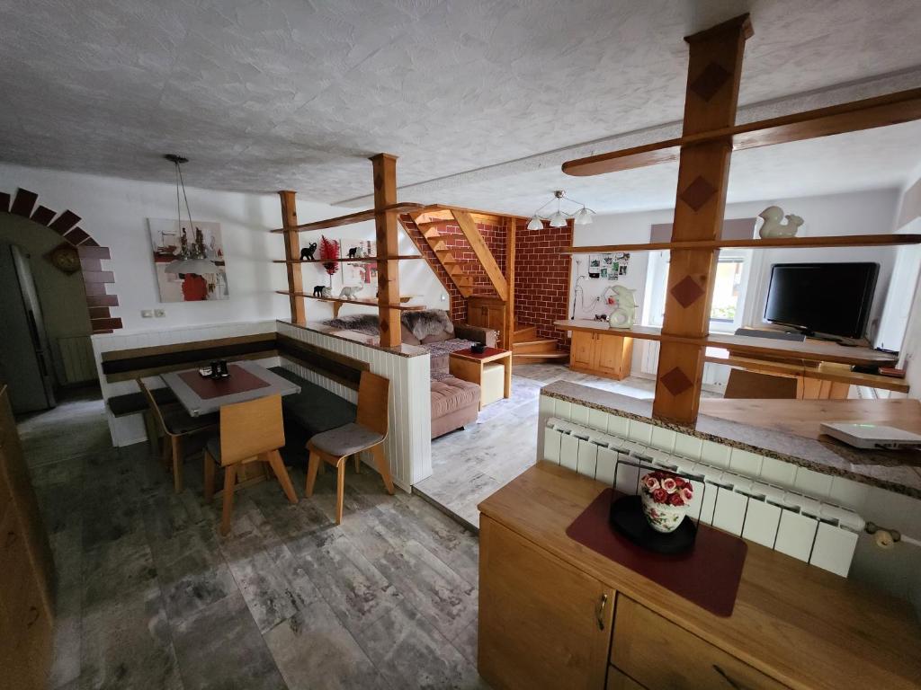 eine Luftansicht auf eine Küche und ein Wohnzimmer in der Unterkunft Apartma CIK in Bovec