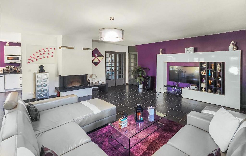 salon z kanapą i kominkiem w obiekcie Beautiful Home In Sérignan w mieście Sérignan