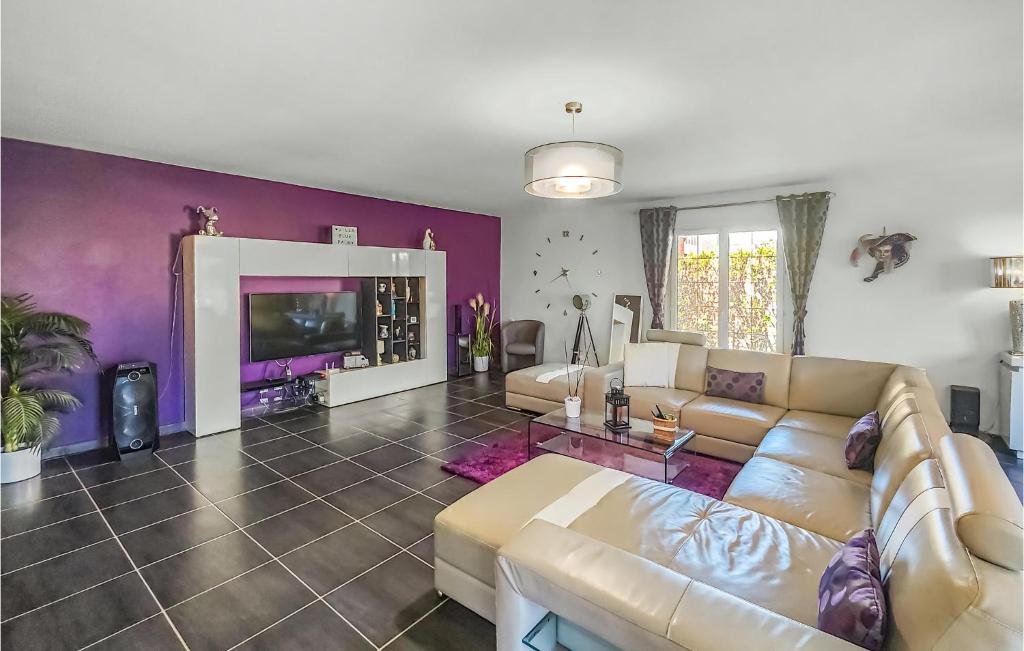 Telewizja i/lub zestaw kina domowego w obiekcie Beautiful Home In Sérignan