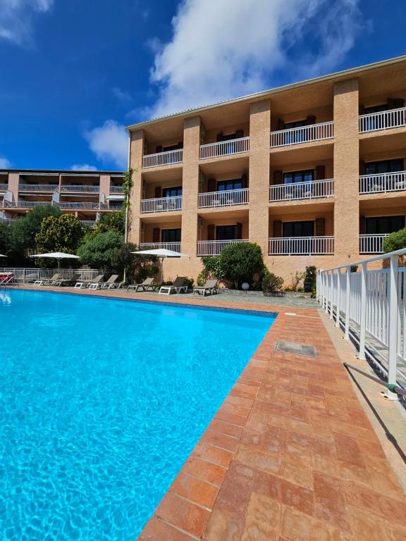 uma piscina em frente a um edifício em Le Marina em Porto Ota