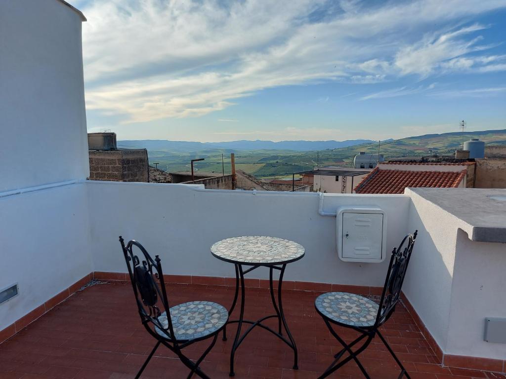 d'une table et de chaises sur un balcon avec vue. dans l'établissement Borgo Saraceno Primo, à Sambuca di Sicilia