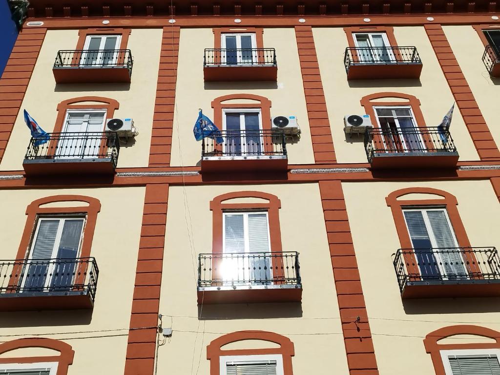 fachada de un edificio con balcones y ventanas en Eleonora's Home en Nápoles