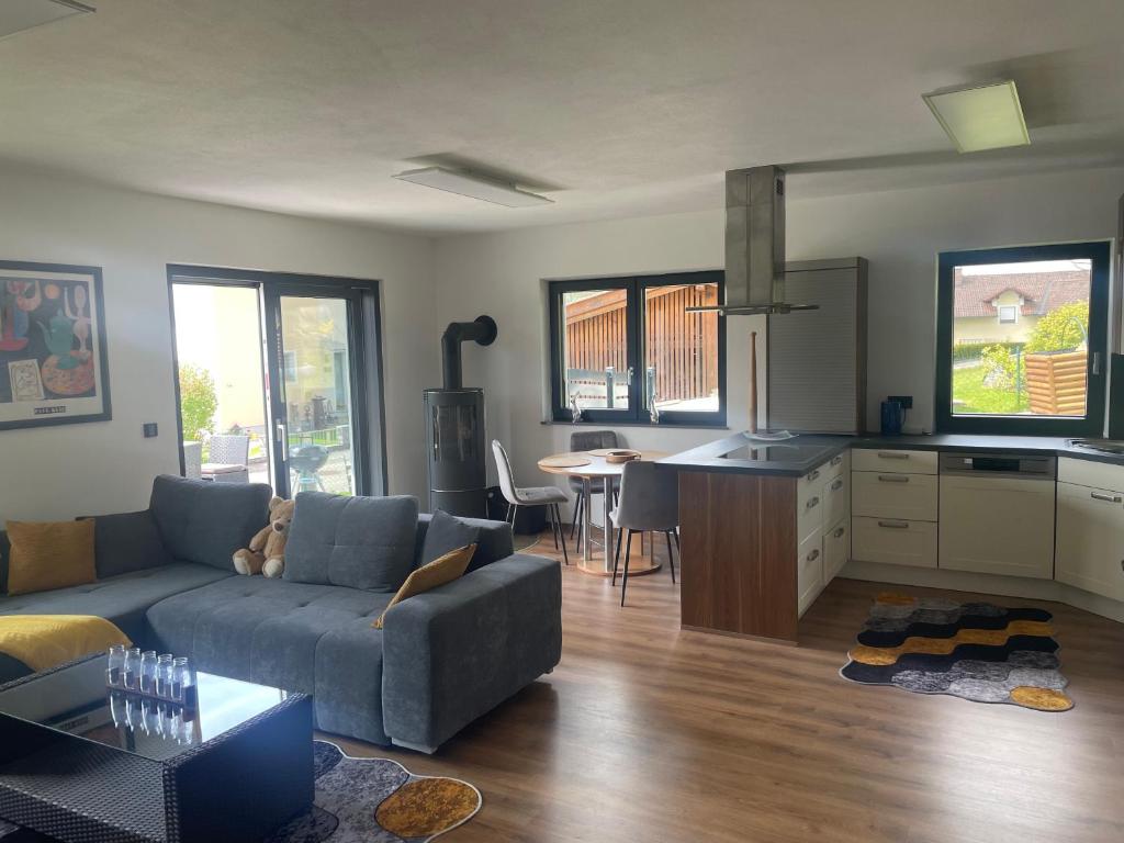 ein Wohnzimmer mit einem Sofa und einer Küche in der Unterkunft Ferienhaus Herre in Freinberg