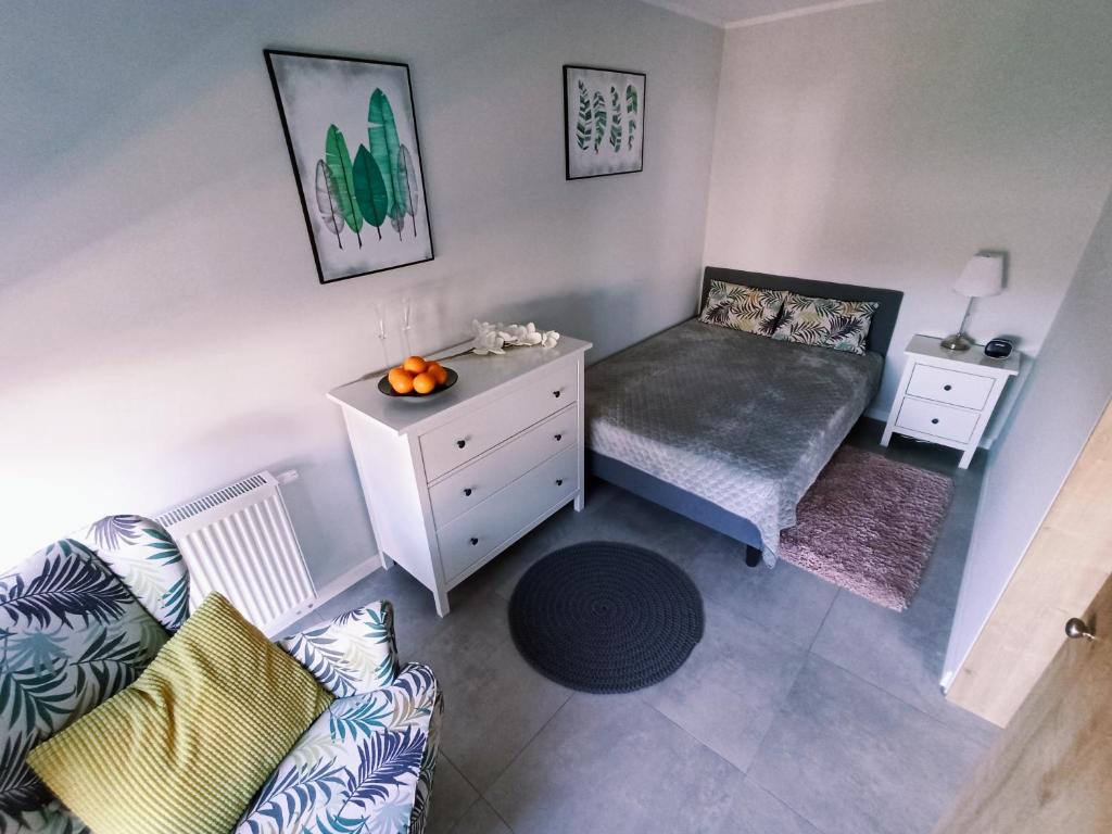 En eller flere senge i et værelse på Lulu Apartments - Apartament FRIDA blisko morza - Resort Kołobrzeg parking i basen z sauną w cenie